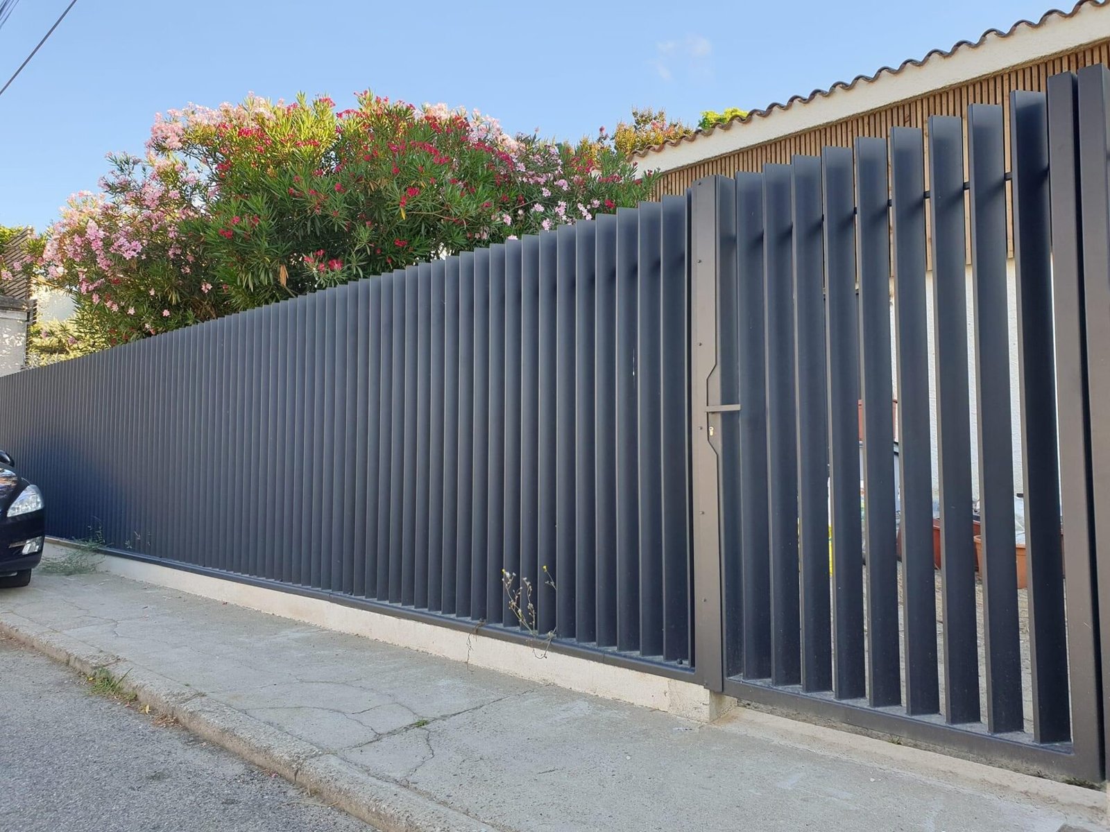 Barrière de piscine sécurisée en fer forgé sur mesure