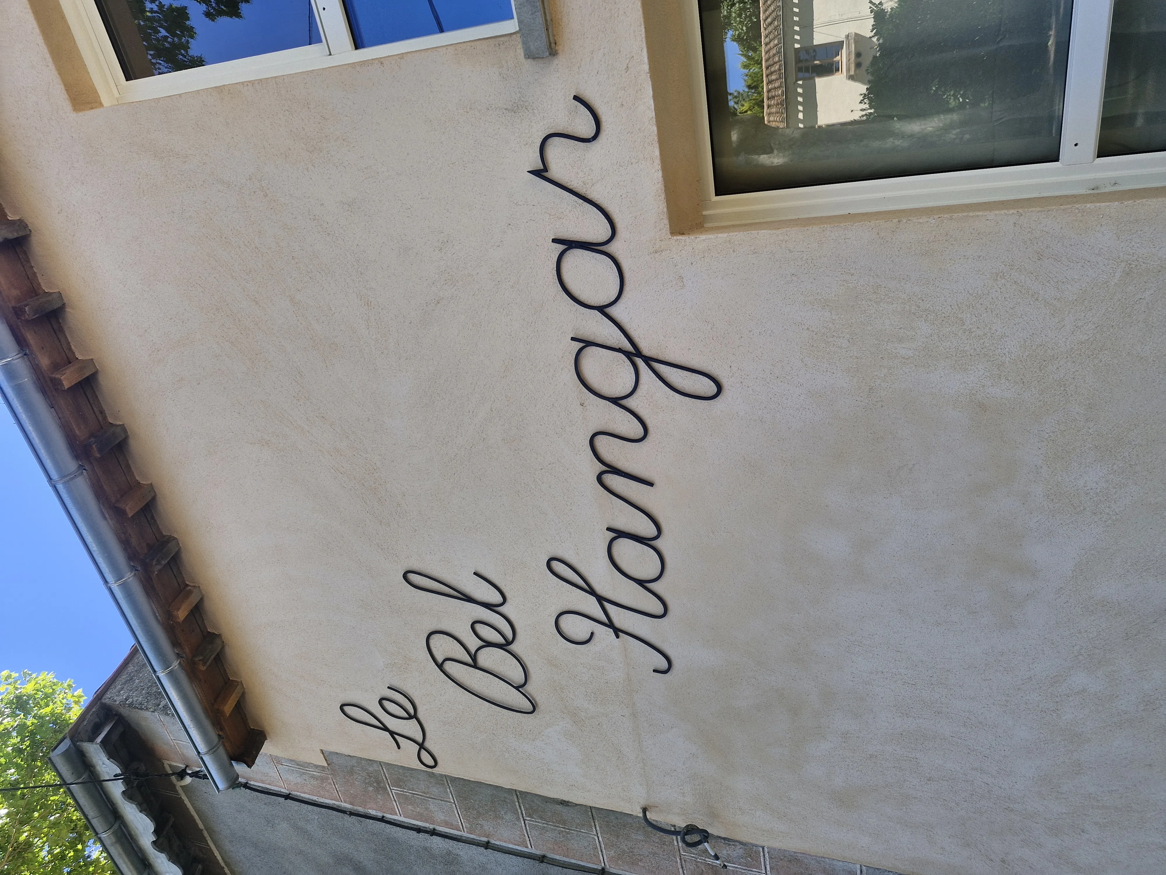 Lettrage relief pour devanture commerce Narbonne