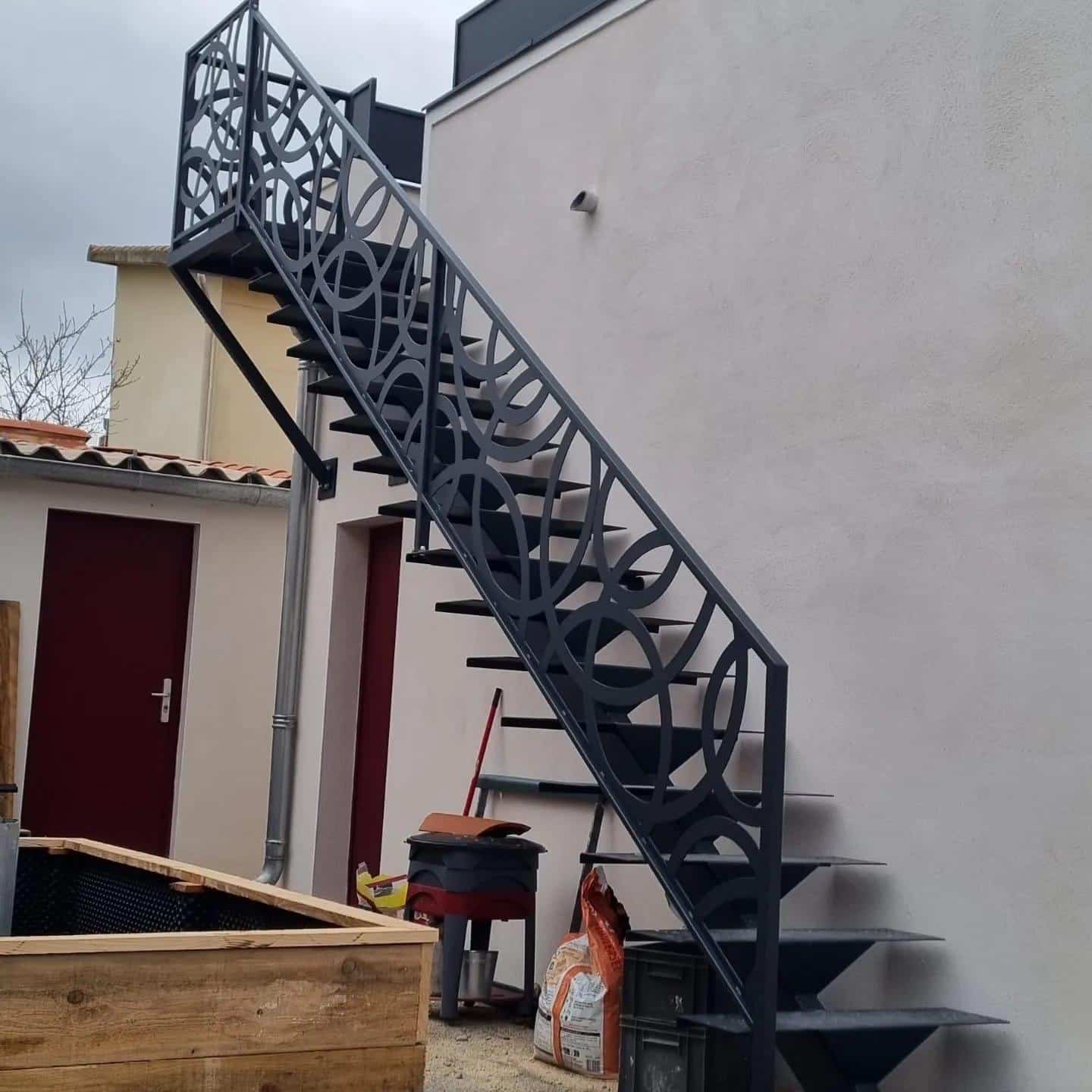 Escalier limon central acier avec marches bois massif chêne