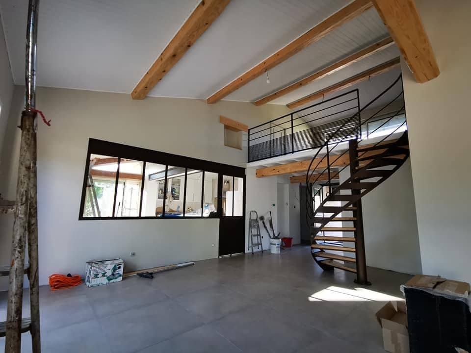 Escalier suspendu marches en verre et structure invisible