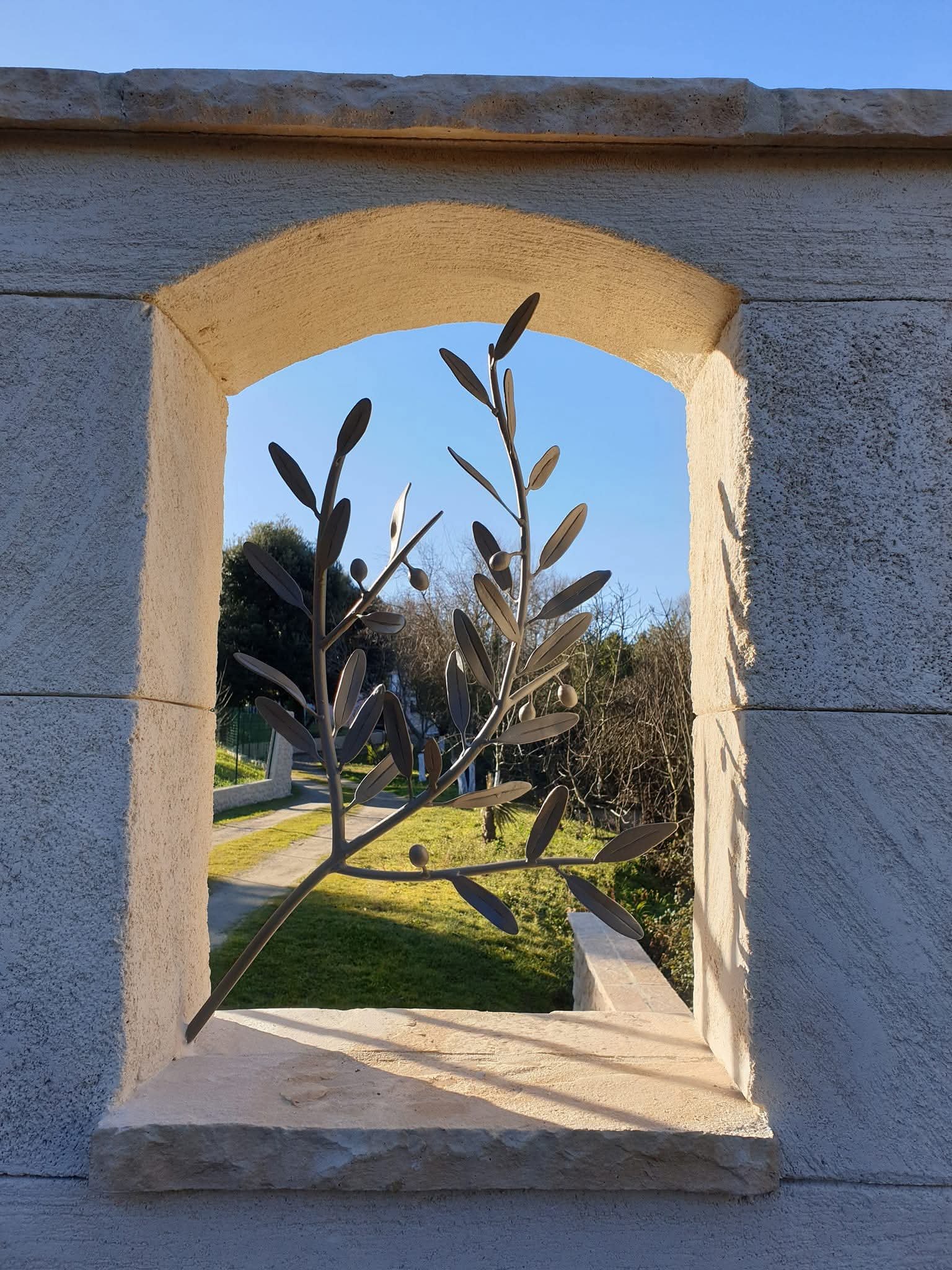 Grille métallique décorative scellement chimique façade