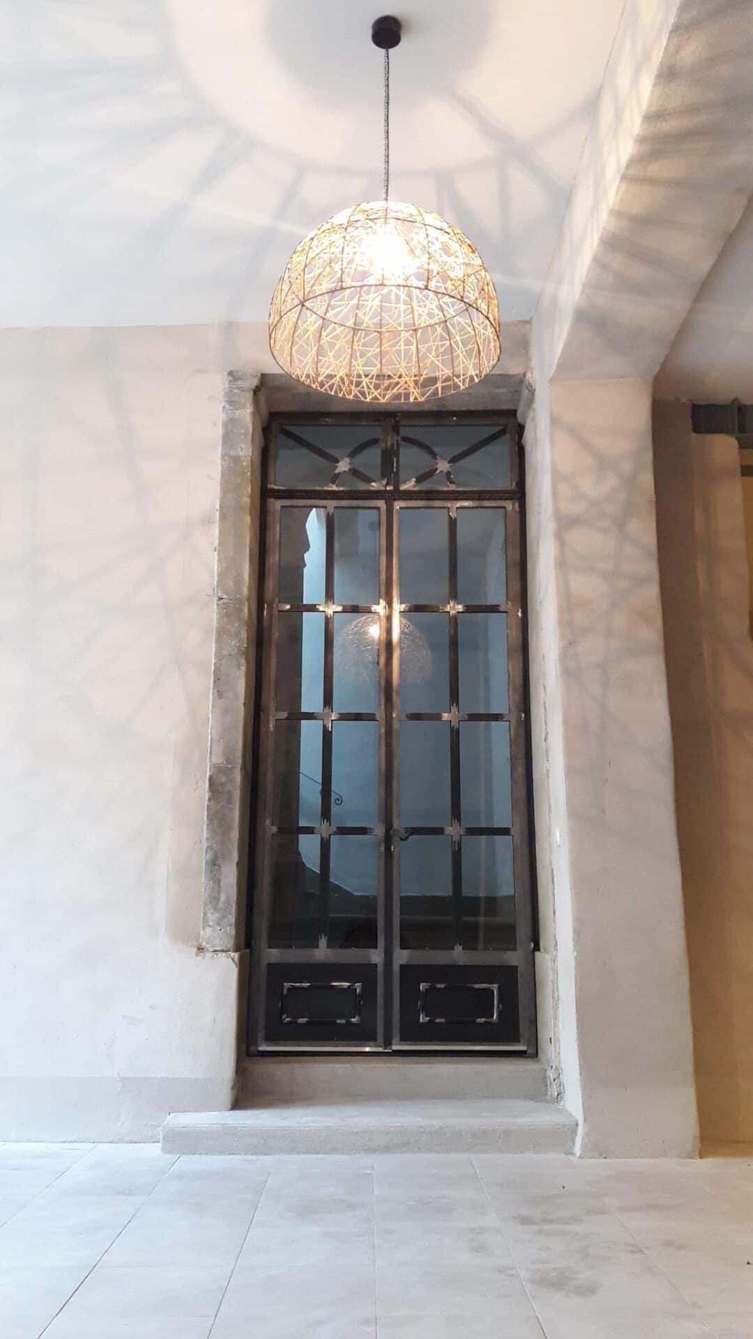 Porte d'entrée sécurisée en acier et verre