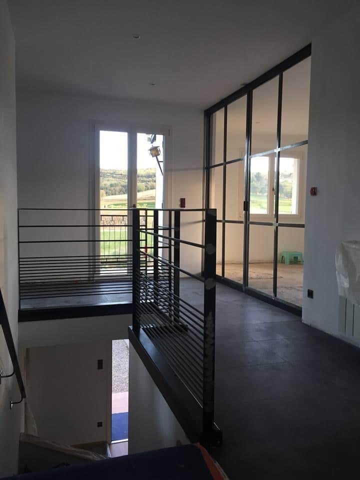 Cloison vitrée style loft pour intérieur moderne