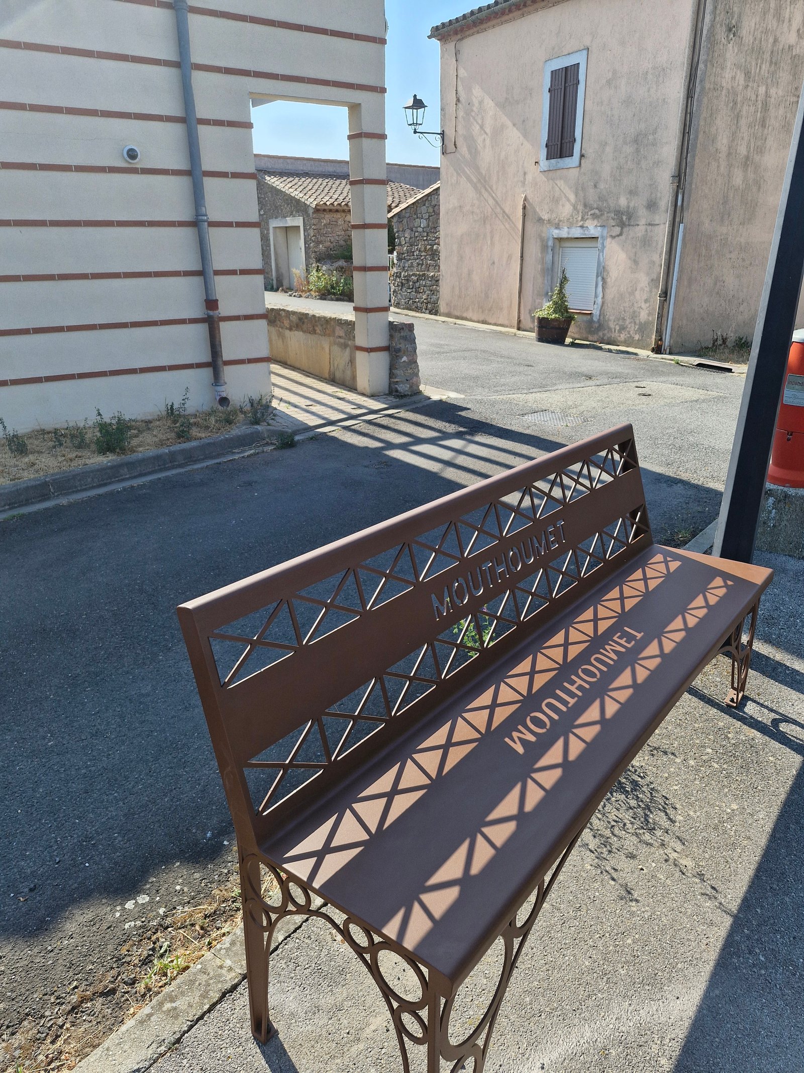 Étagère murale design géométrique pour salon moderne