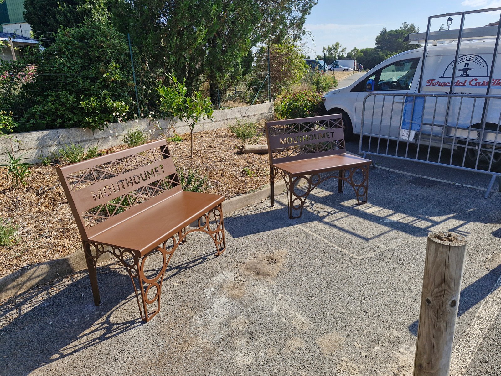 Portant vêtement acier brut vernis pour boutique prêt-à-porter