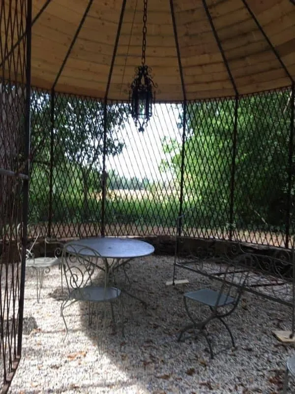 Pergola acier toit végétalisé structure jardin contemporain