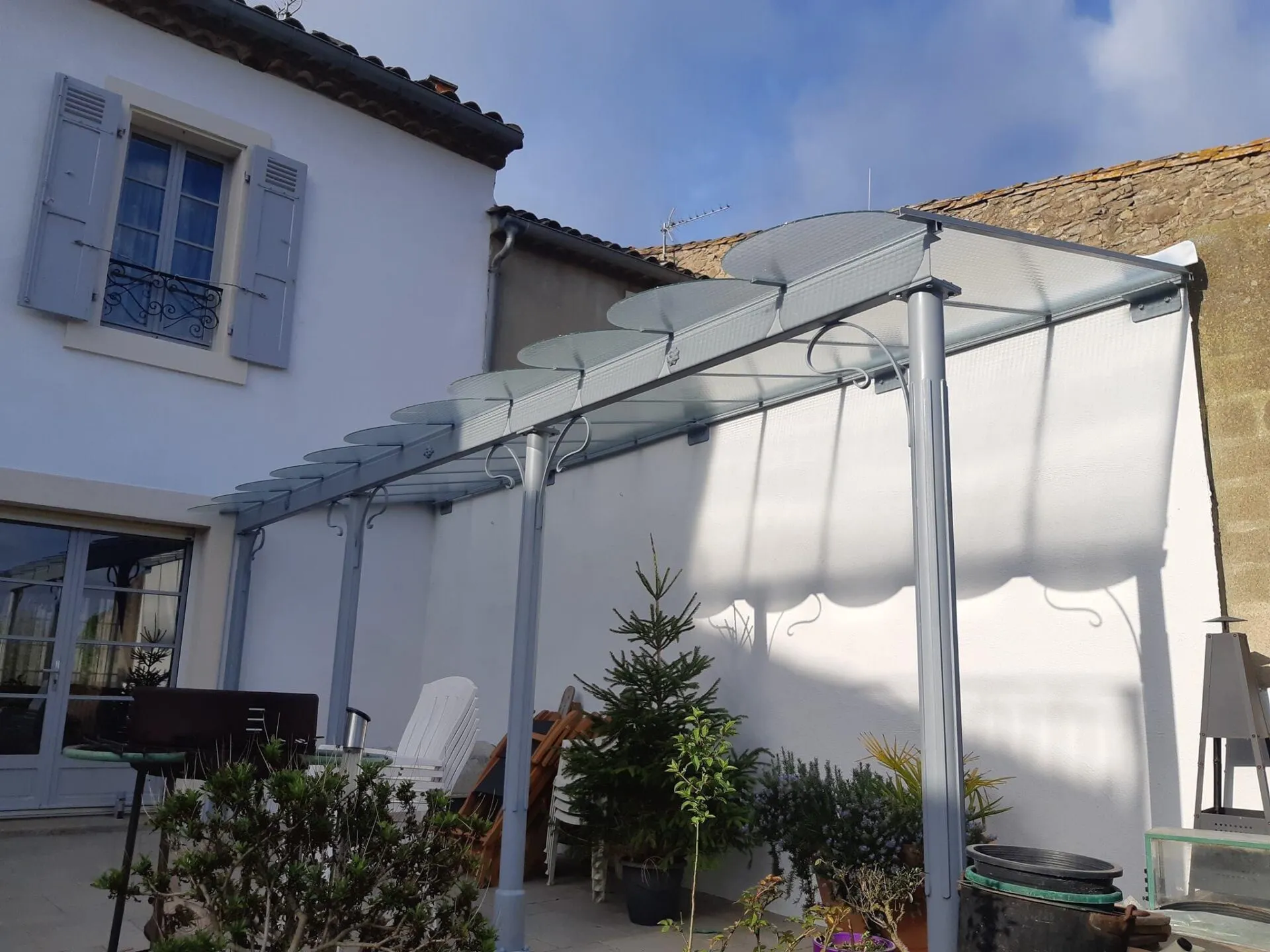 Auvent acier ondulé protection terrasse restaurant Narbonne