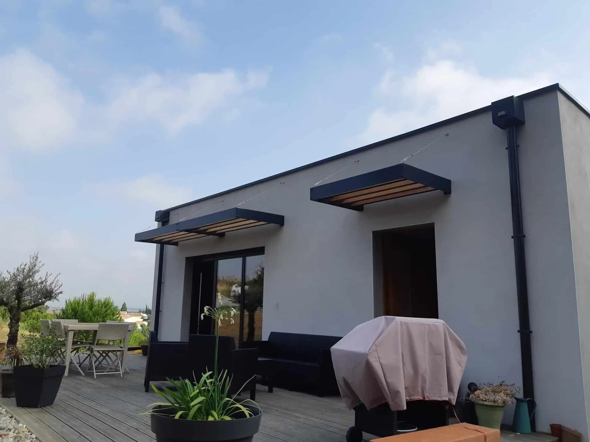 Pergola acier avec brise-vue intégré lames verticales