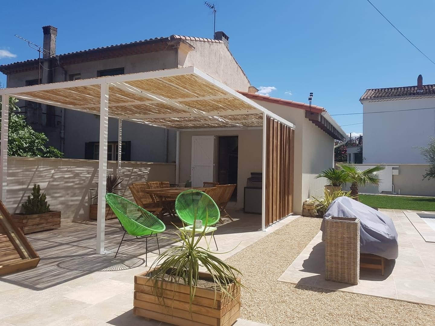 Pergola adossée acier sur mesure pour ombre terrasse sud