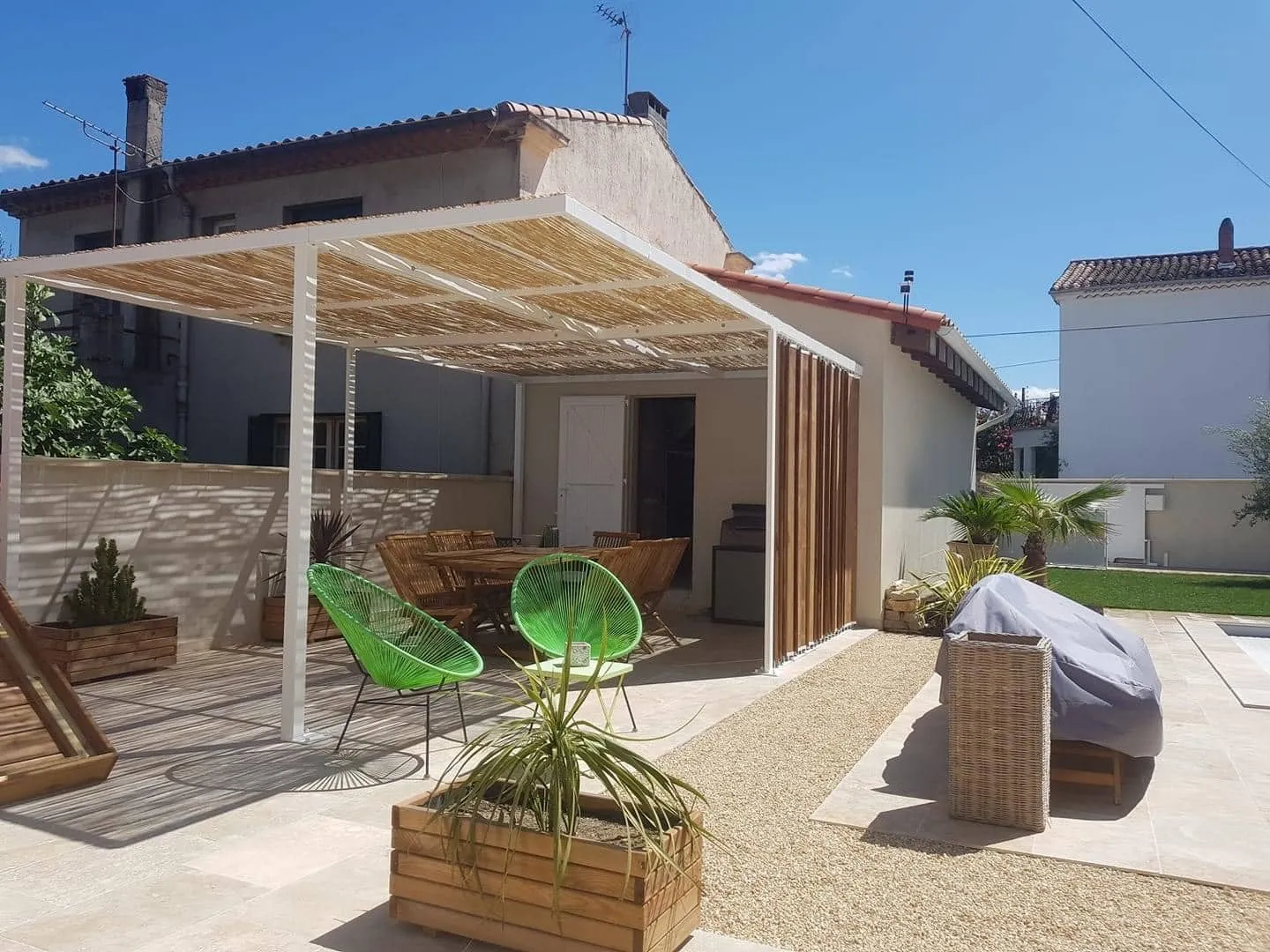Pergola adossée acier sur mesure pour ombre terrasse sud