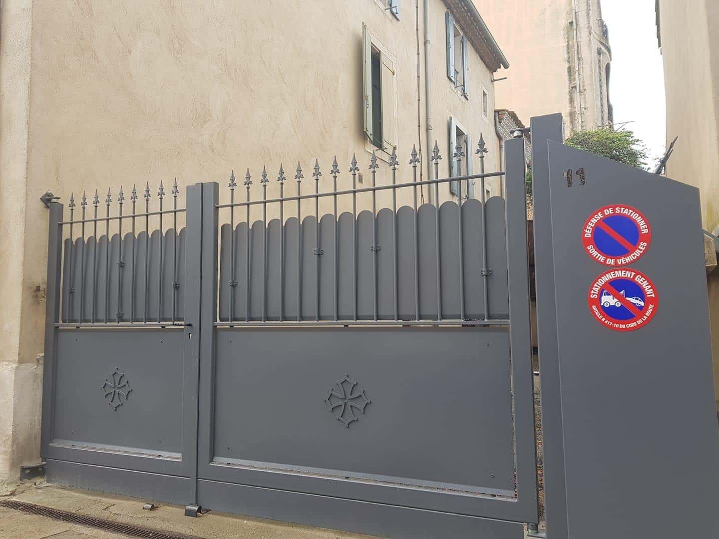 Portail coulissant motorisé design moderne installé à Narbonne