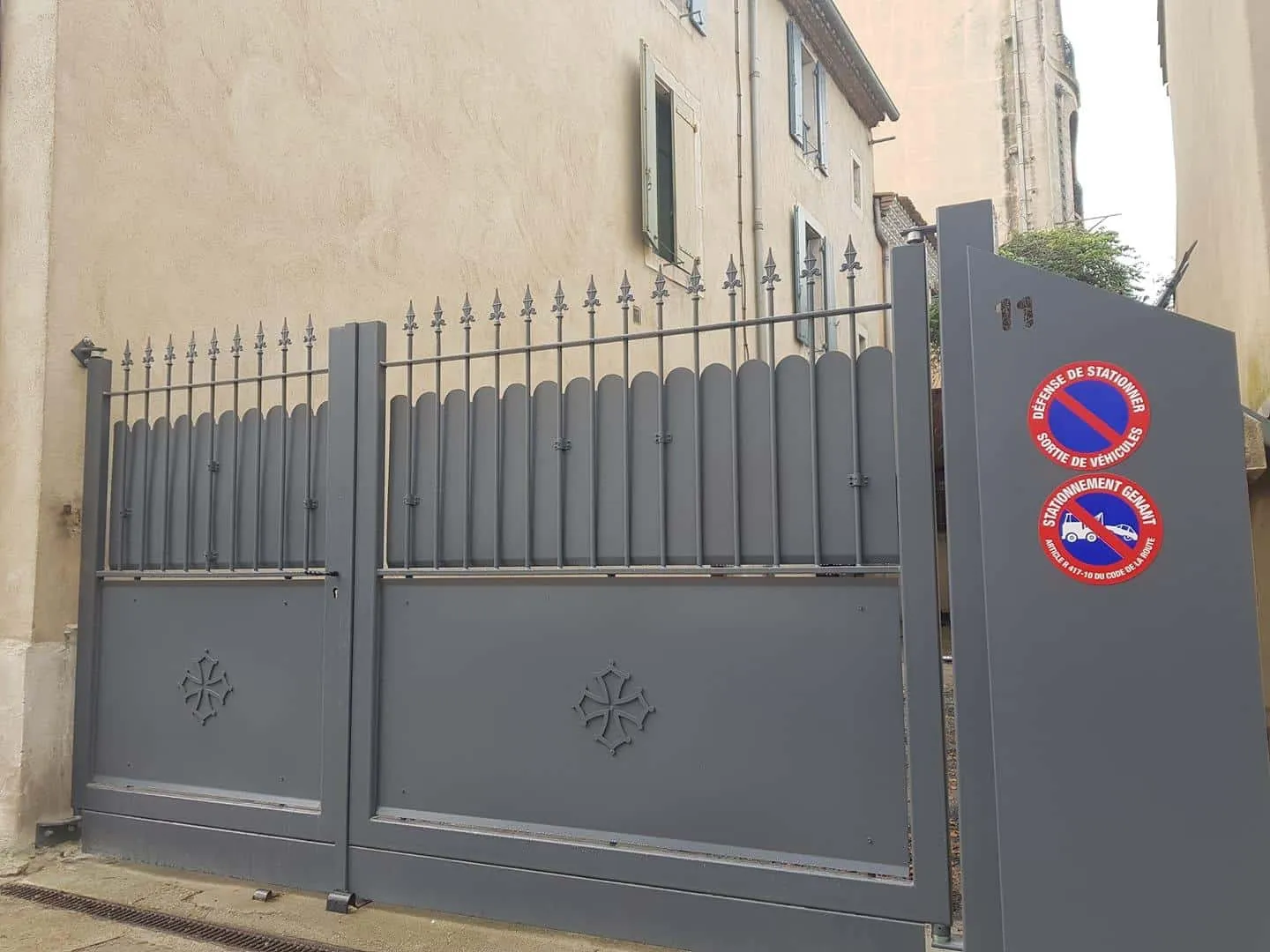 Portail coulissant motorisé design moderne installé à Narbonne