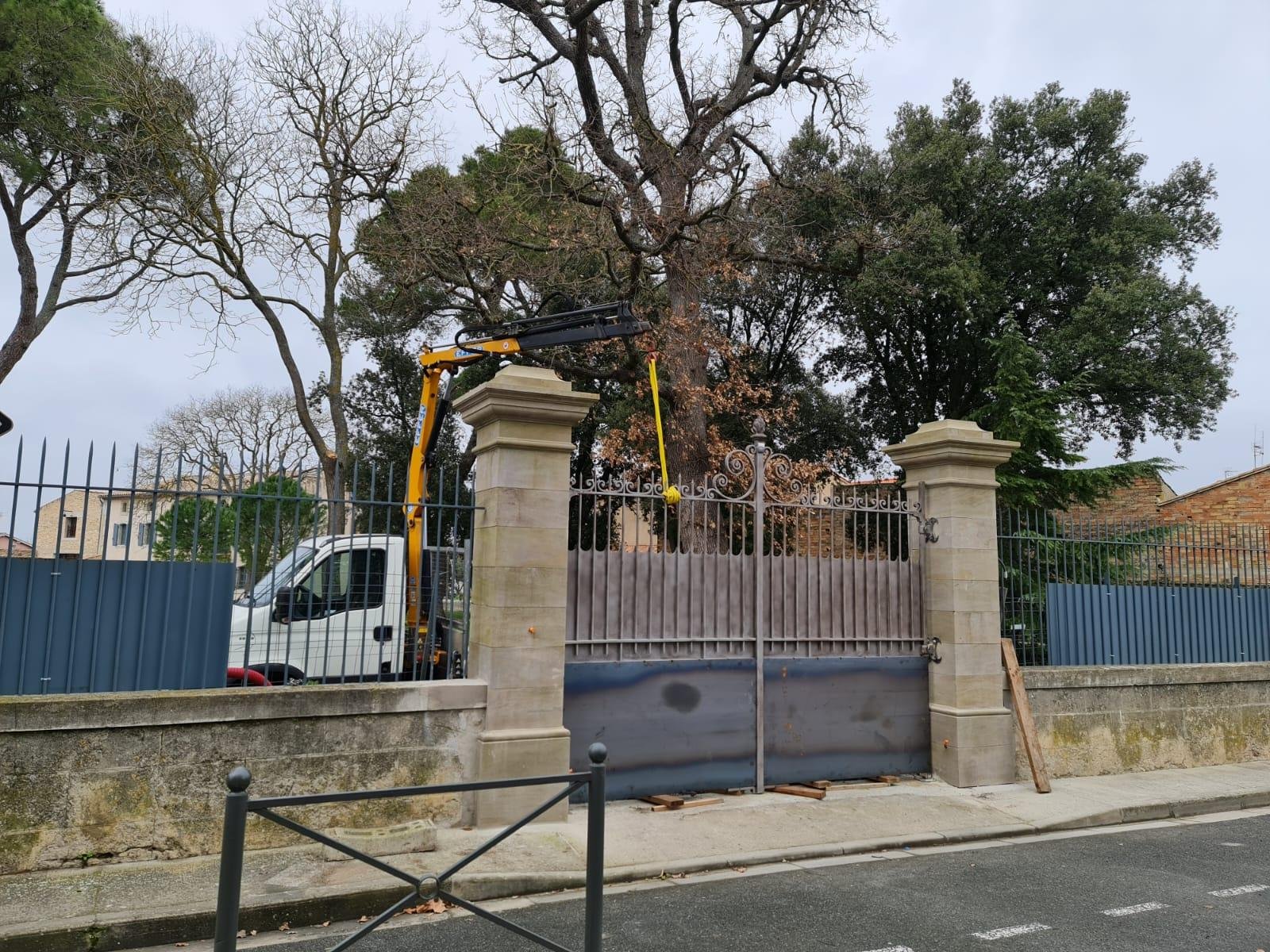 Portail en fer forgé noir fabriqué artisanalement à Carcassonne