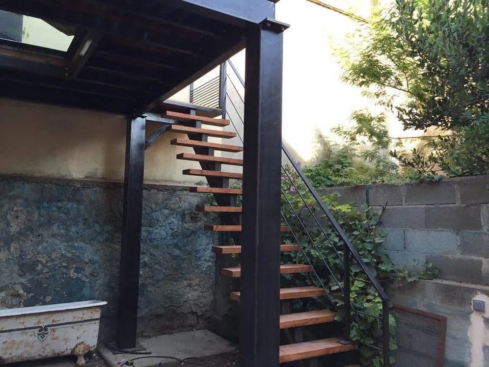 Terrasse sur pilotis structure acier noir terrain en pente Carcassonne