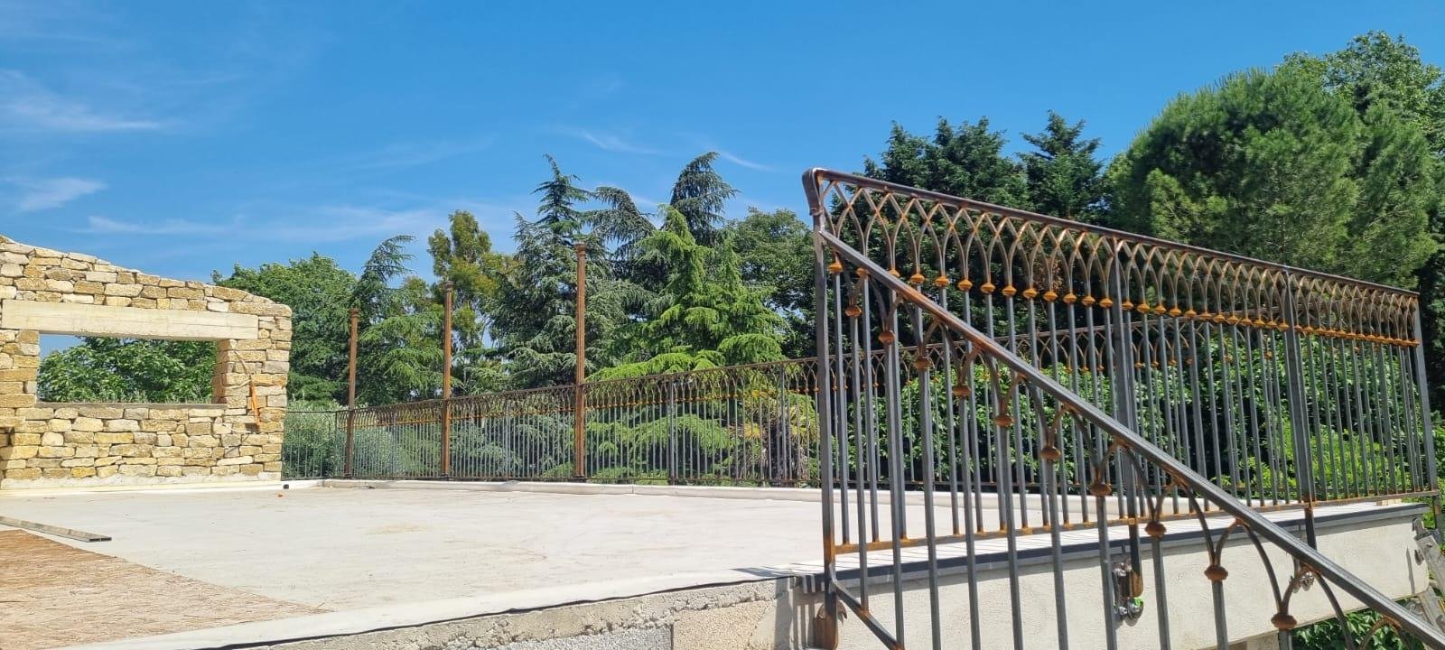 Clôture et garde-corps en fer forgé par Forge del Castillo