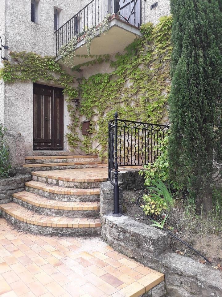 Clôture et garde-corps en fer forgé par Forge del Castillo