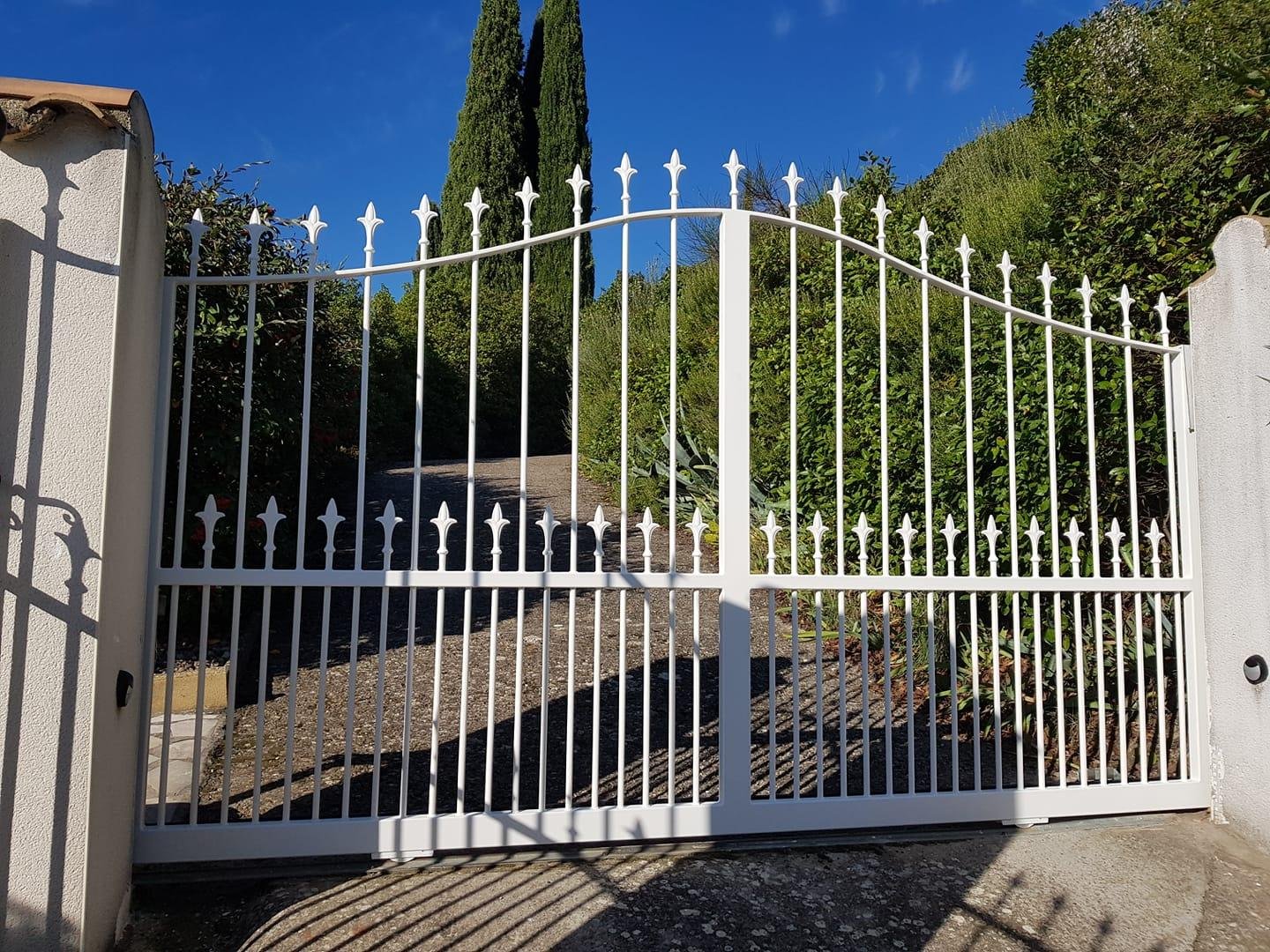 Portail sur mesure en fer forgé par Forge del Castillo